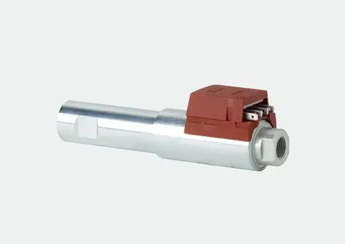 Danfoss Ölvorwärmer mit einem metallischen Gehäuse, einem Anschluss, und einem elektrischen Steuergerät. Der Schaft hat eine zylindrische Form.